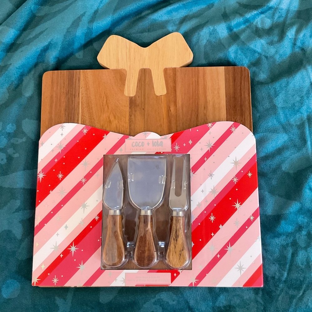 🆕Coco+Lola- Present Shaped Wooden Cheese Board and Knife Set, NWT
